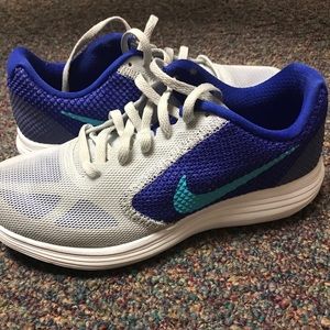 EUC Nike Revolution 3 Tennis Shoes!